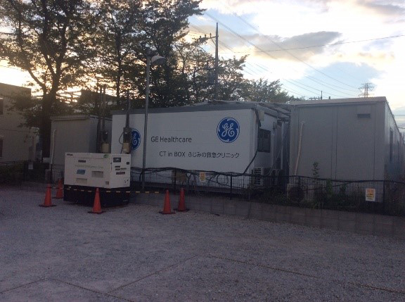 図2：in Box設置風景：CT in Boxは、当院にて駐車場として使われていたスペースに新設された発熱外来・PCRセンターの一番奥に設置されている。